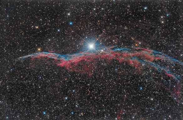 NGC 6960 è in realtà la parte meno luminosa di questa nebulosa..e la presenza della stella 52 cygni di certo non aiuta nell'elaborazione..